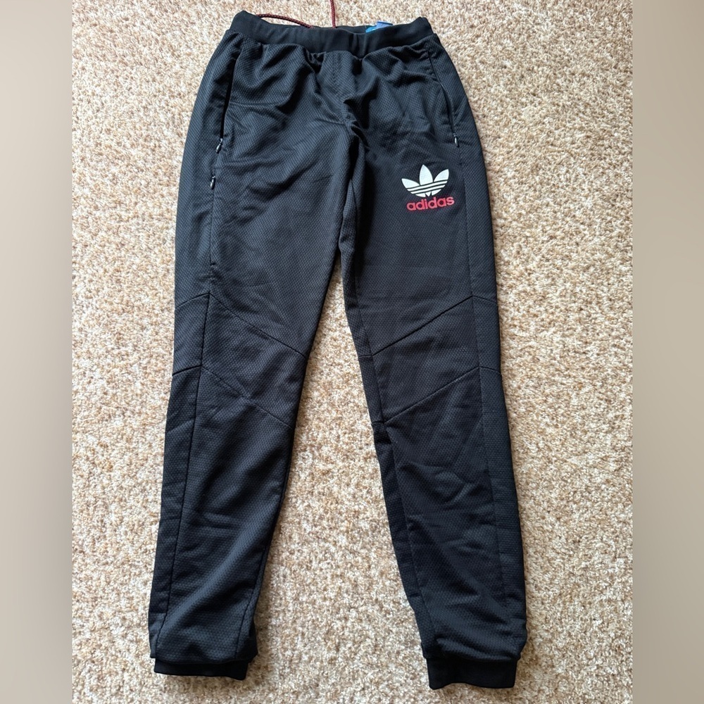 Adidas Men’s joggers, heavyweight, zipper front pockets, Drawstring Waist. Sz sm
